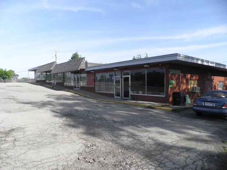 3 W Hempfield Dr, Irwin, PA à louer - Photo de l’immeuble – Image 3 sur 24