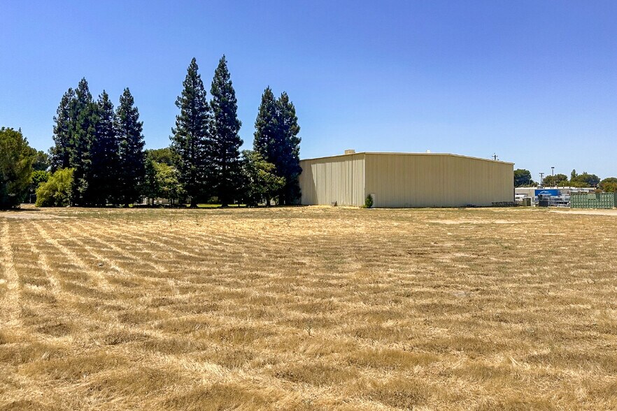5733 E Shields Ave, Fresno, CA à vendre - Photo de l’immeuble – Image 3 sur 5