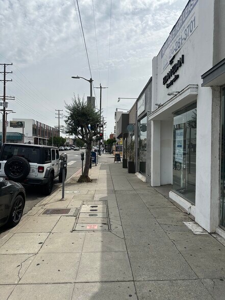 8304 W 3rd St, Los Angeles, CA à louer - Photo de l’immeuble – Image 2 sur 16