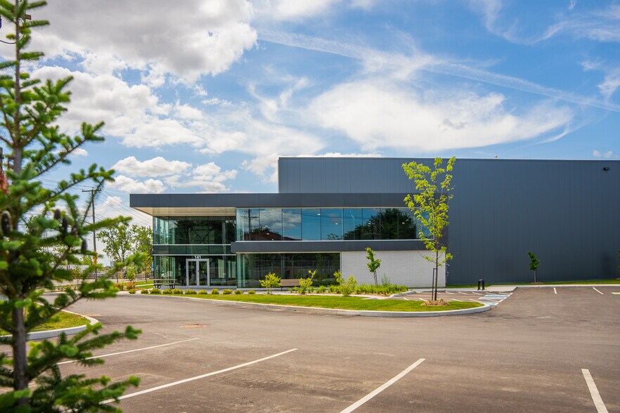 137 Boul Bellerose O, Laval, QC à louer - Photo de l’immeuble – Image 2 sur 11