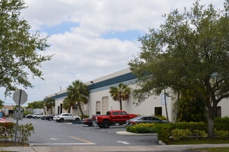 1570-1578 NW 165th St, Miami, FL à louer Photo de l’immeuble– Image 1 sur 2