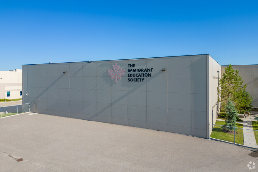 3675 63rd Ave NE, Calgary, AB à louer - Photo de l’immeuble – Image 3 sur 8