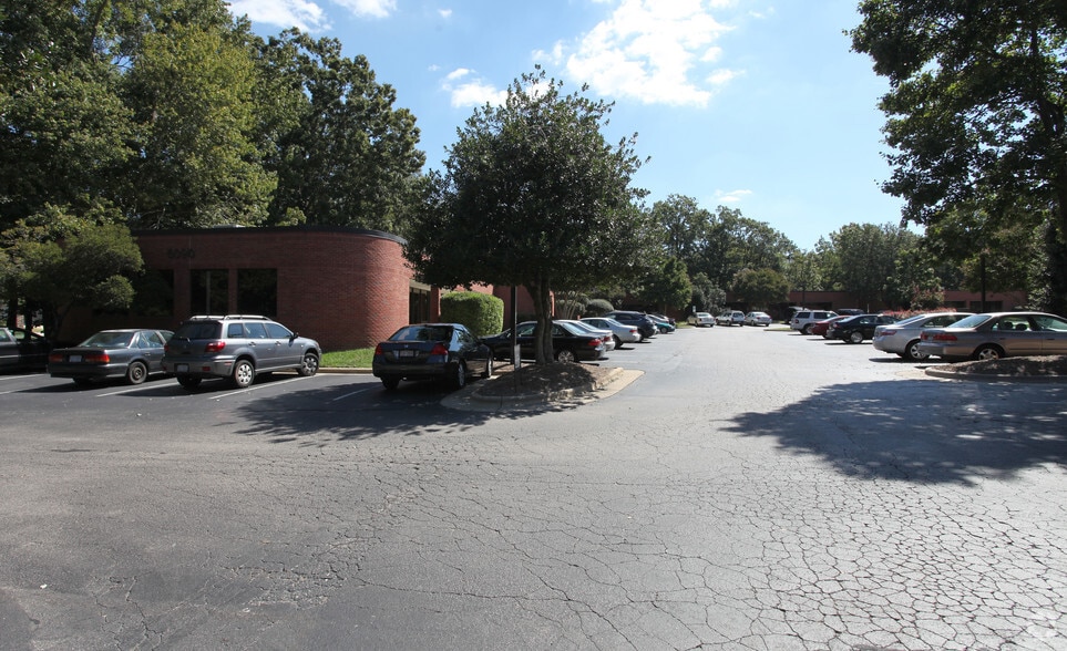 6040-6090 Six Forks Rd, Raleigh, NC à vendre - Photo principale – Image 1 sur 4
