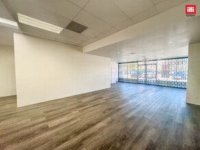 18353 Sherman Way, Reseda, CA à louer Photo intérieure– Image 1 sur 3