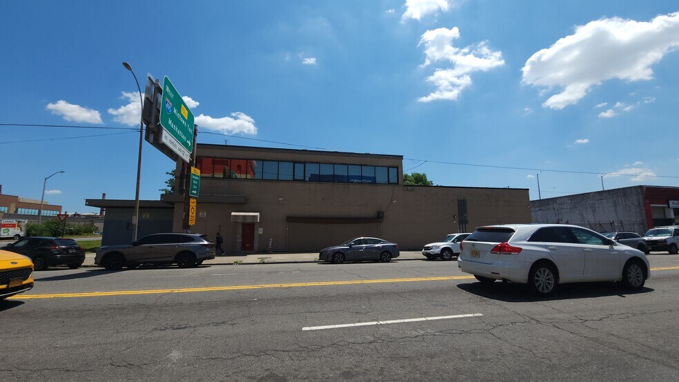 4939 Van Dam St, Long Island City, NY à louer - Photo de l’immeuble – Image 2 sur 10