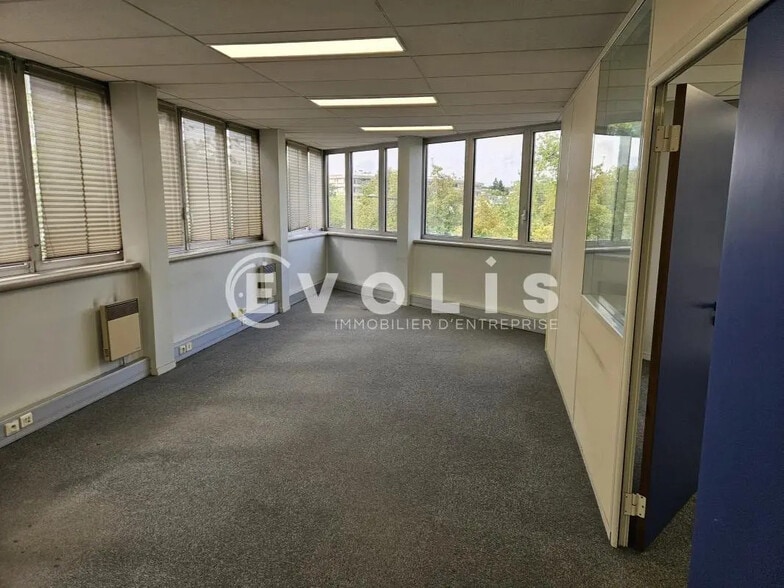 Bureau dans Châtenay-Malabry à louer - Photo de l’immeuble – Image 2 sur 8
