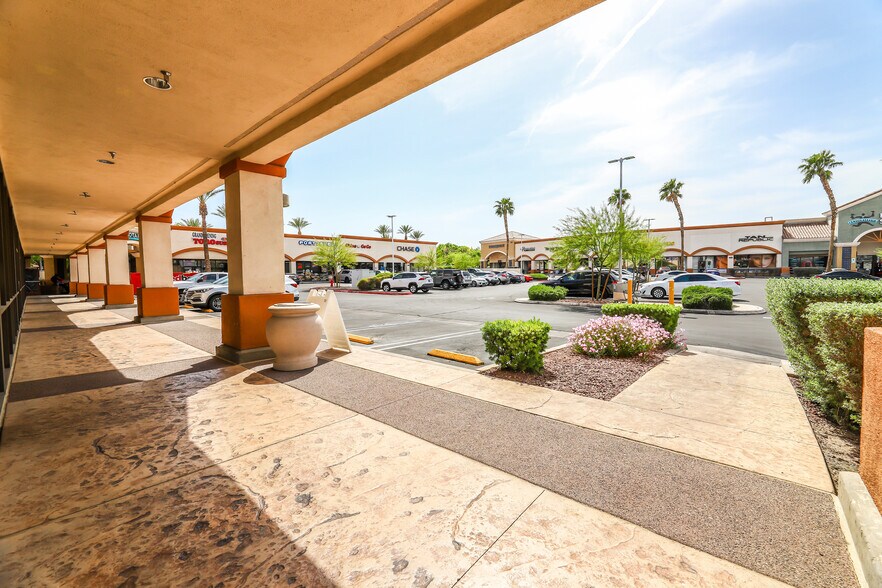 55-75 S Valle Verde Dr, Henderson, NV à louer - Photo de l’immeuble – Image 2 sur 8