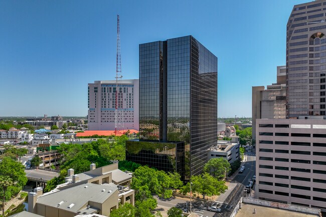 Plus de détails pour 700 N Saint Marys St, San Antonio, TX - Coworking à louer