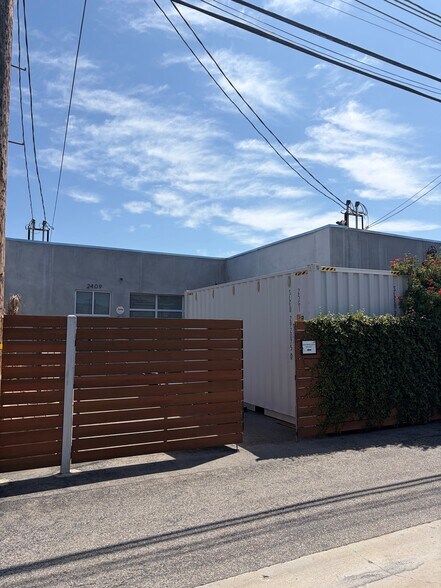 2409 W Empire Ave, Burbank, CA à louer - Photo de l’immeuble – Image 2 sur 7