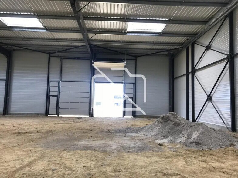 Local d'activités dans Moissy-Cramayel à vendre - Photo de l’immeuble – Image 3 sur 9