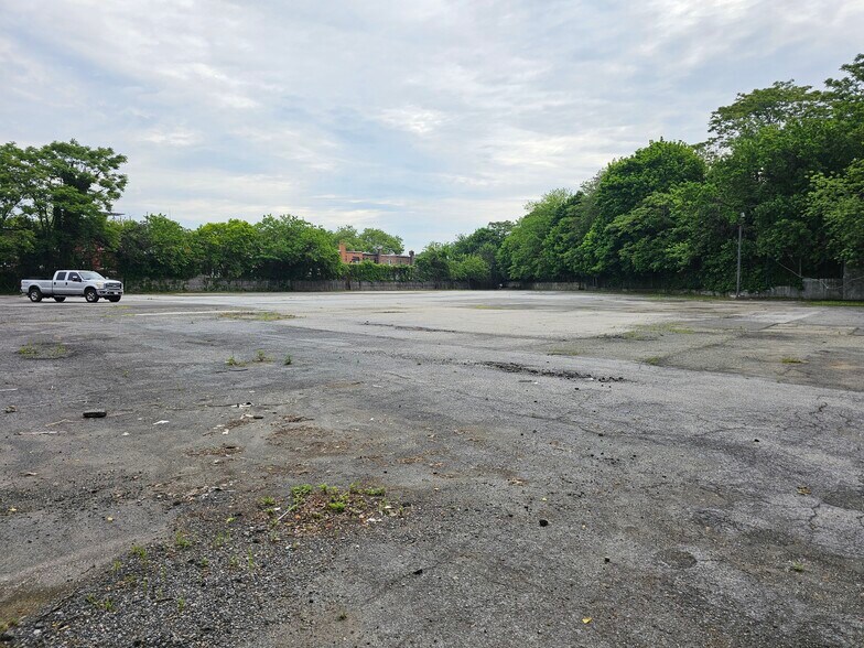 5381 Kings Hwy, Brooklyn, NY à louer - Photo de l’immeuble – Image 2 sur 6