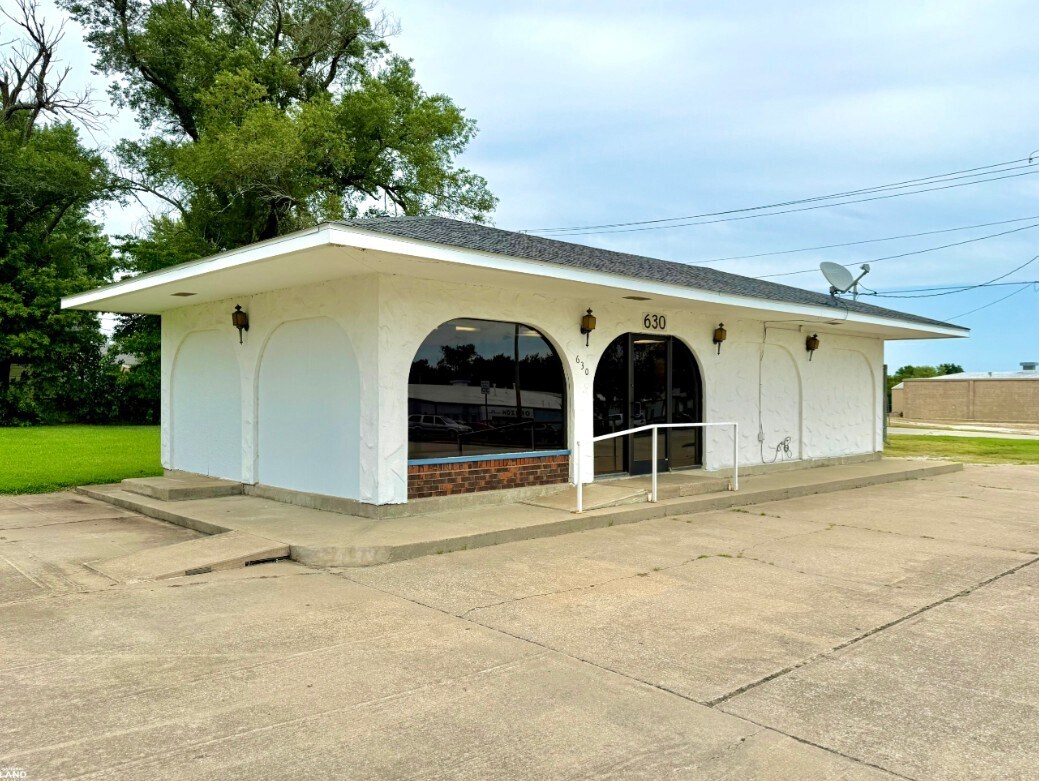 630 W Cherry St, Chanute, KS à vendre Photo principale– Image 1 sur 19