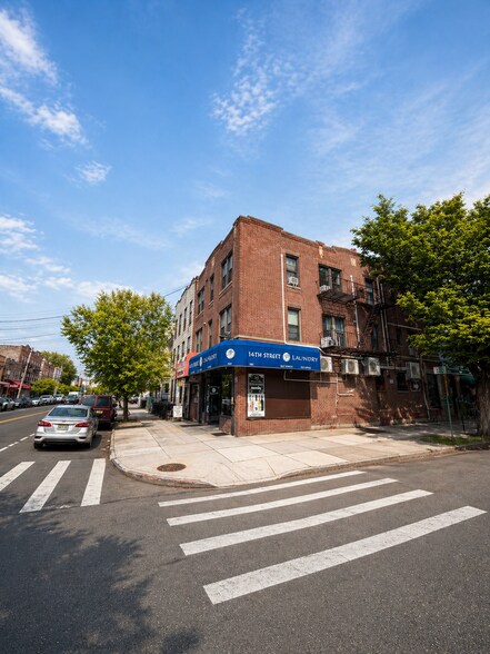 3067 14th St, Astoria, NY à vendre - Photo de l’immeuble – Image 2 sur 2