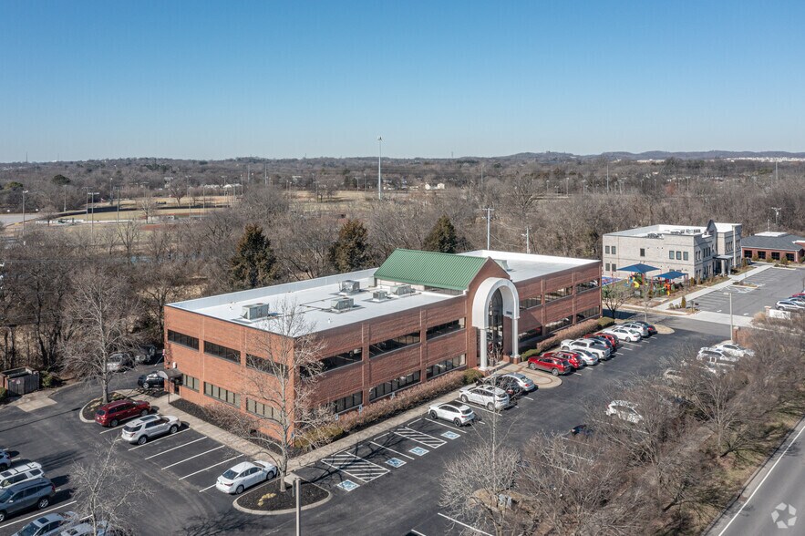 131 Indian Lake Blvd, Hendersonville, TN à louer - Photo de l’immeuble – Image 3 sur 5