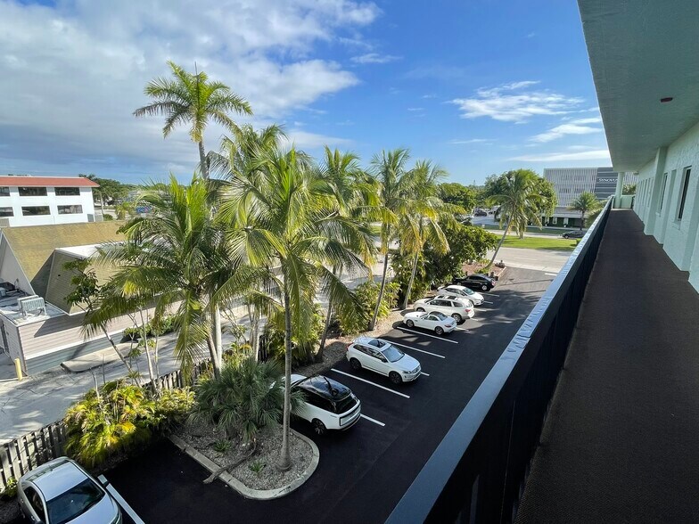 2335 Tamiami Trl N, Naples, FL à vendre - Photo de l’immeuble – Image 2 sur 2