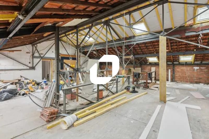 Local d’activités dans Cachan à louer - Photo de la construction – Image 1 sur 12