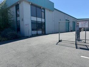 18 Hangar Way, Watsonville, CA à louer Photo de l’immeuble– Image 2 sur 7