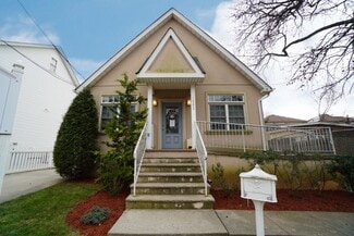 Plus de détails pour 1562 Drumgoole Rd E, Staten Island, NY - Bureau à vendre