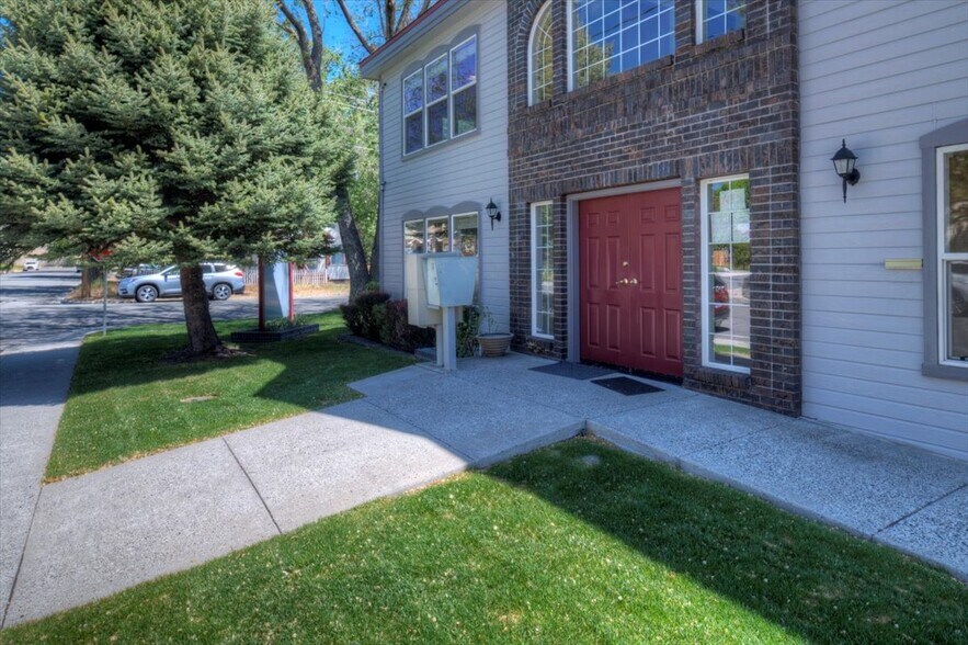 545 Anderson St, Carson City, NV à vendre - Photo de l’immeuble – Image 2 sur 9