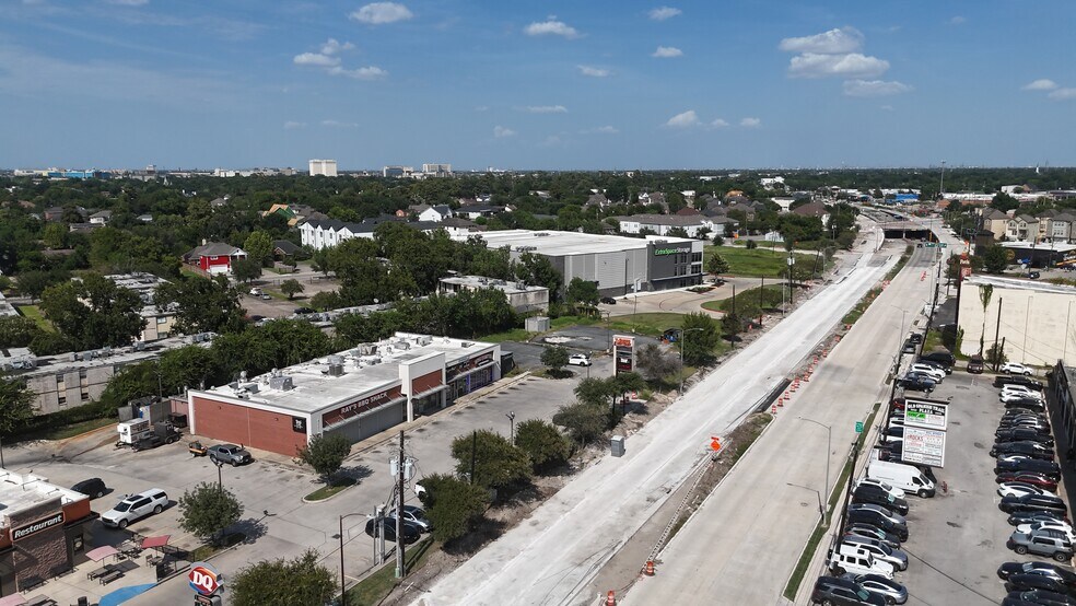 Old Spanish Trl & Scottcrest Dr, Houston, TX à louer - Photo de l’immeuble – Image 3 sur 4