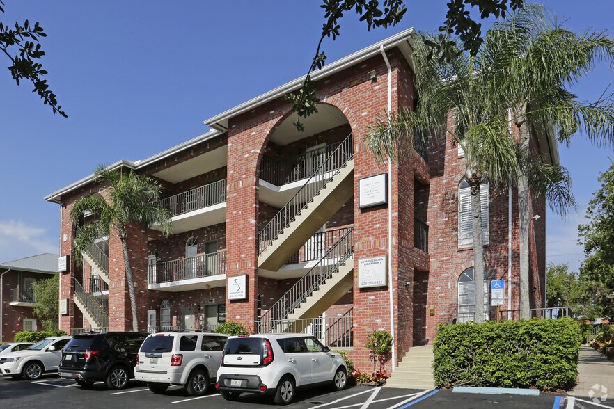 501 Goodlette Rd N, Naples, FL à louer - Photo de l’immeuble – Image 2 sur 10