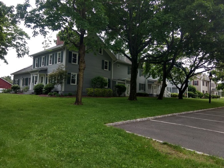 2 Clerico Ln, Hillsborough, NJ à louer - Photo de l’immeuble – Image 3 sur 34