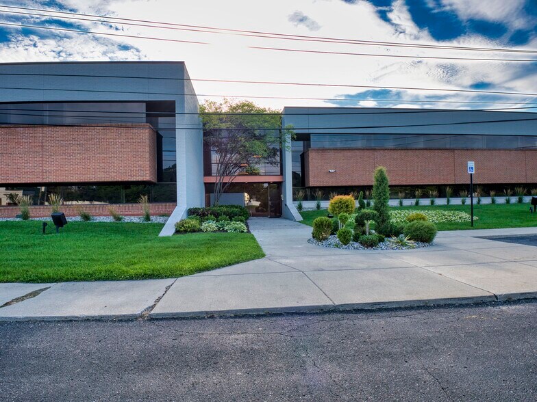 23800 Orchard Lake Rd, Farmington Hills, MI à louer - Photo de l’immeuble – Image 1 sur 4