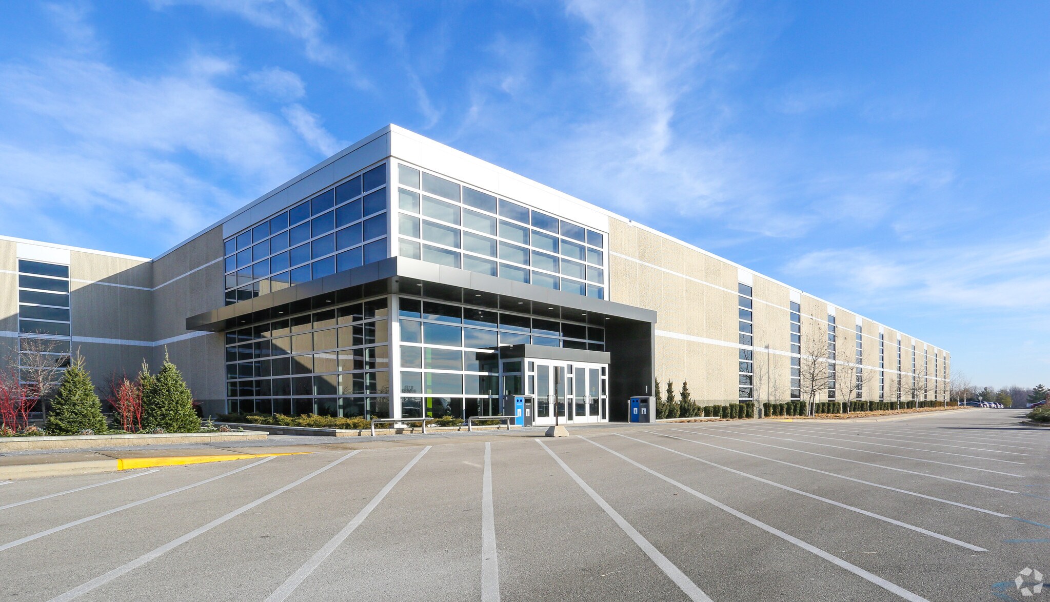 W165N5830 Ridgewood Dr, Menomonee Falls, WI à louer Photo de l’immeuble– Image 1 sur 13