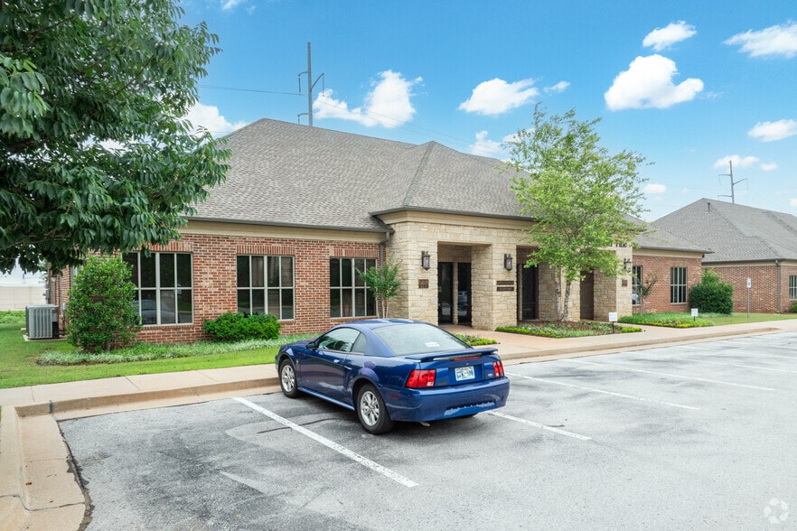 5609 Classen Blvd, Oklahoma City, OK à louer - Photo principale – Image 1 sur 6