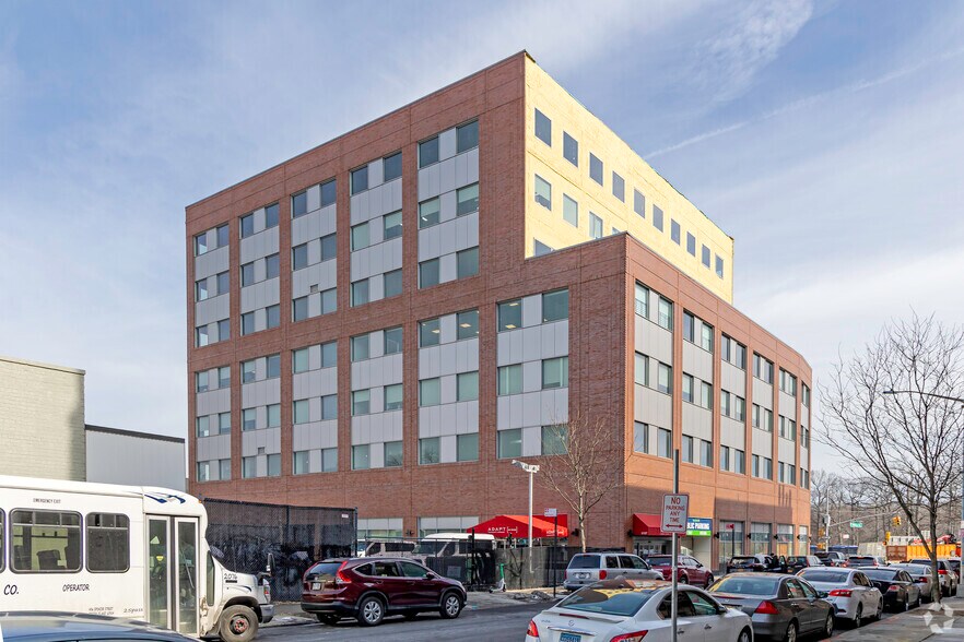 3651 Bruckner Blvd, Bronx, NY à louer - Photo de l’immeuble – Image 3 sur 8