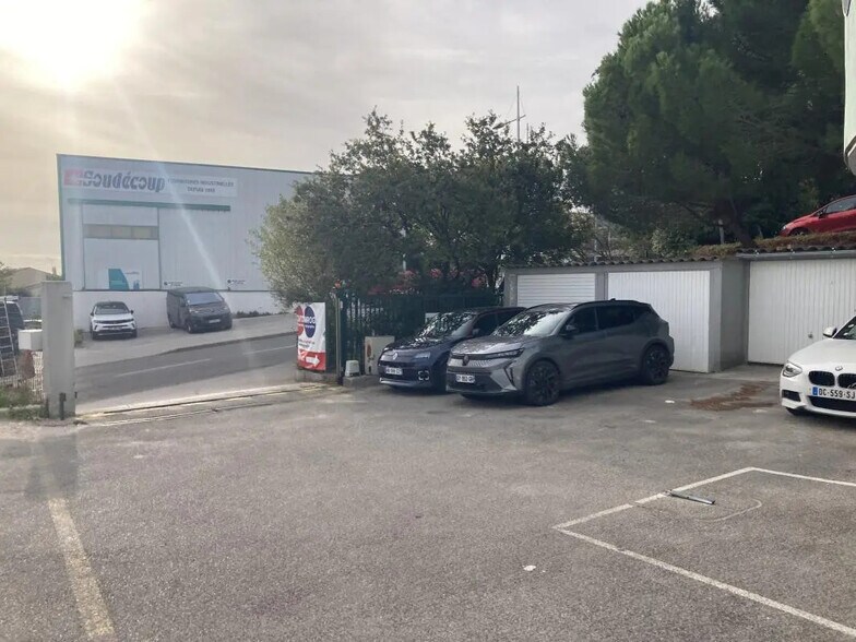 Local d’activités dans La Seyne-sur-Mer à louer - Photo de l’immeuble – Image 2 sur 5