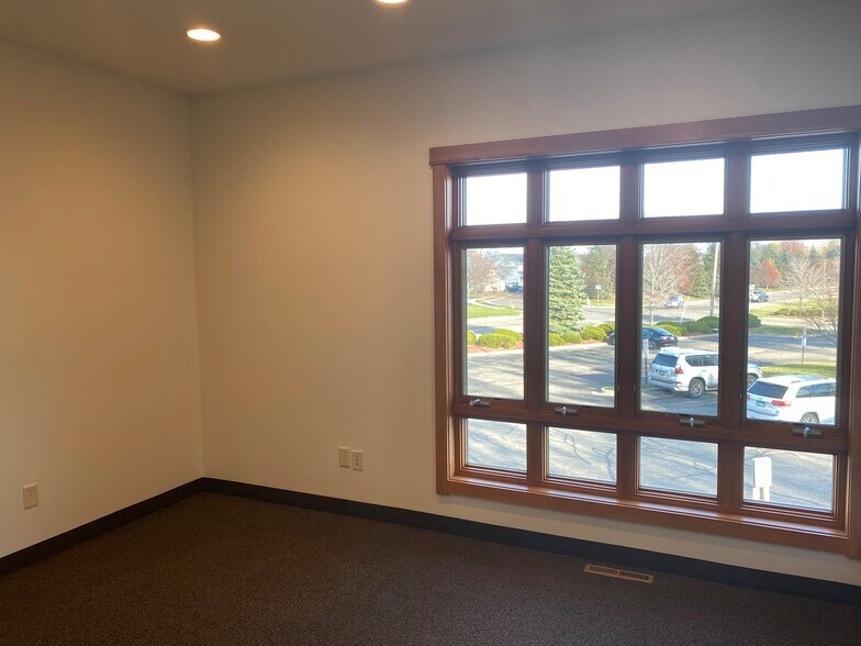 18200 45th Ave N, Plymouth, MN à louer - Photo de l’immeuble – Image 3 sur 19