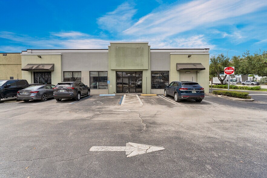 2410 Milam Dairy Rd, Miami, FL à louer - Photo de l’immeuble – Image 2 sur 45