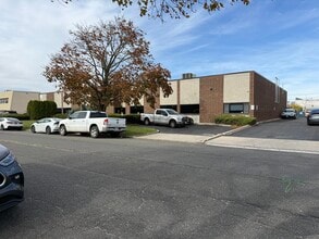 155 Sherwood Ave, Farmingdale, NY à louer Photo intérieure– Image 1 sur 11