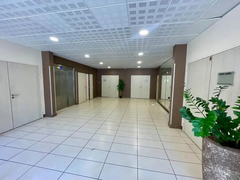 595 Rue Pierre Berthier, Aix-en-Provence à louer - Hall d’entrée – Image 3 sur 18