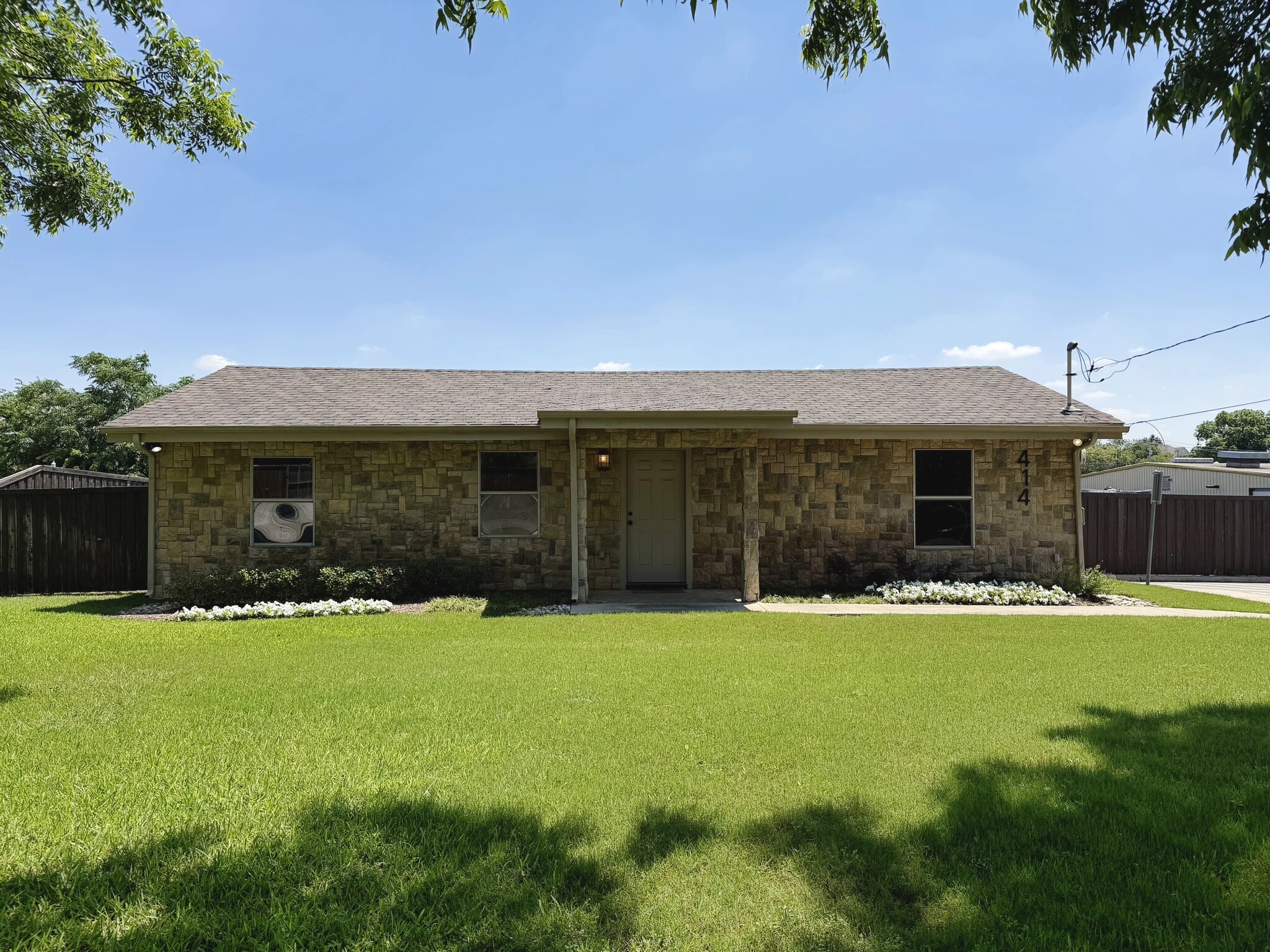 414 N Kealy Ave, Lewisville, TX à vendre Photo principale– Image 1 sur 55