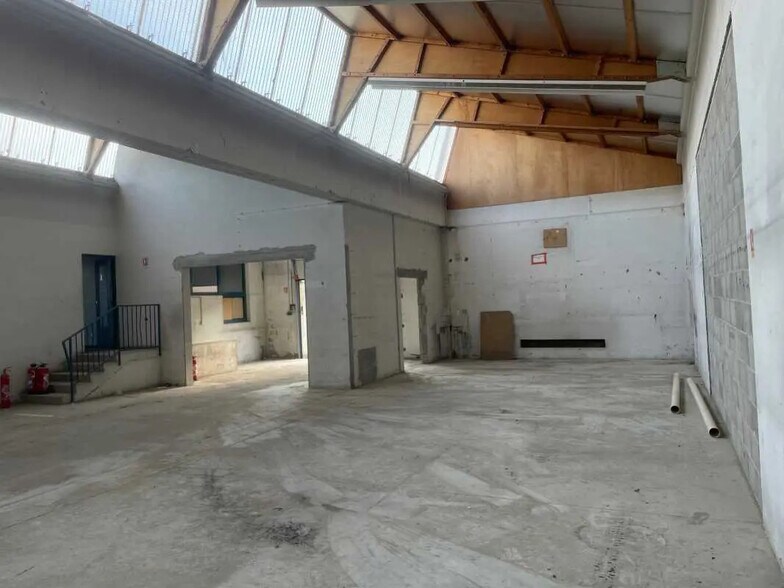 Local d'activités dans Chassieu à vendre - Photo de l’immeuble – Image 2 sur 12