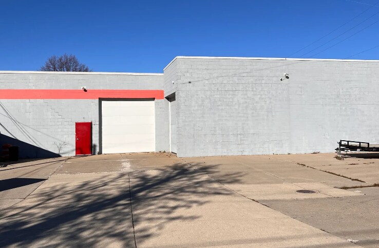 1090 Wheaton Dr, Troy, MI à vendre - Photo de l’immeuble – Image 3 sur 4