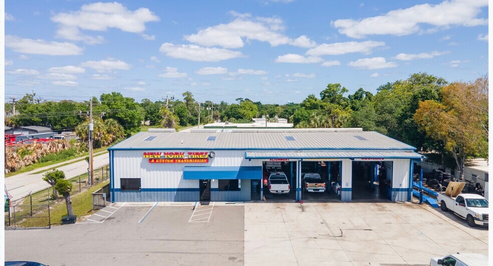 236 Pondella Rd, North Fort Myers, FL à vendre - Photo de l’immeuble – Image 2 sur 42