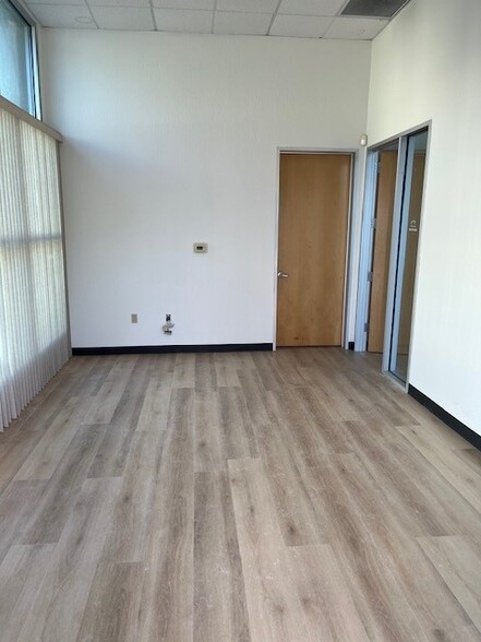 2145 Elkins Way, Brentwood, CA à louer - Photo de l’immeuble – Image 3 sur 8