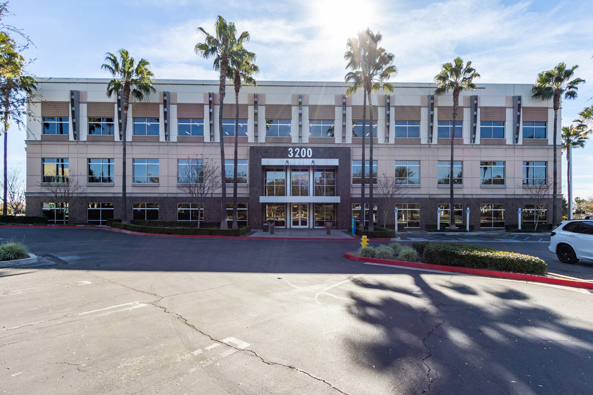 3200 E guasti Rd, Ontario, CA à louer Photo principale– Image 1 sur 20