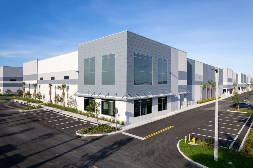 8593 NW 96th St, Medley, FL à louer - Photo de l’immeuble – Image 3 sur 28