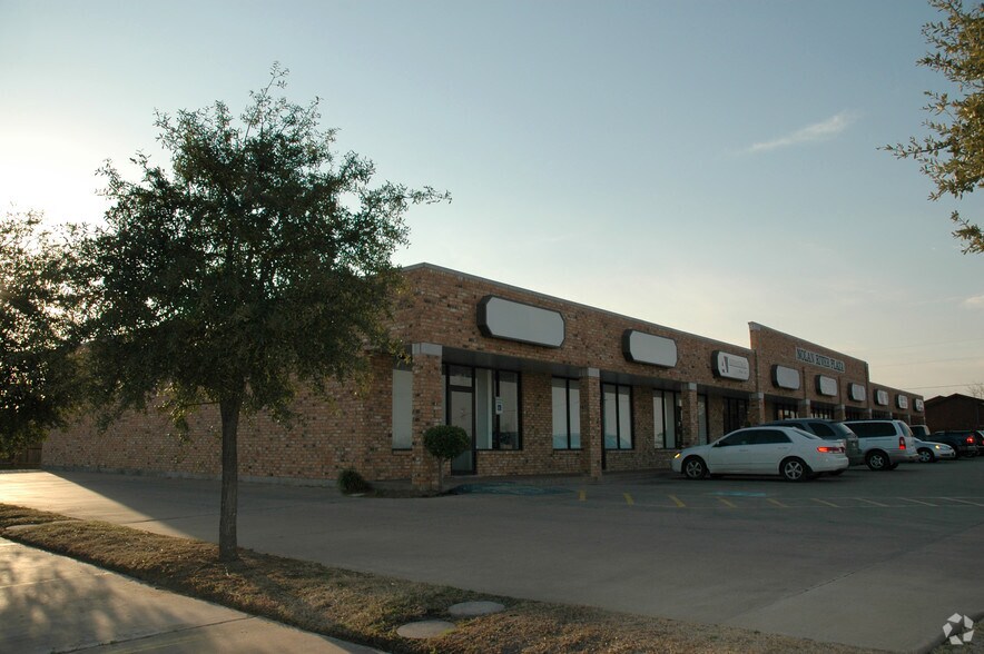 605 N Nolan River Rd, Cleburne, TX à louer - Photo de l’immeuble – Image 2 sur 9