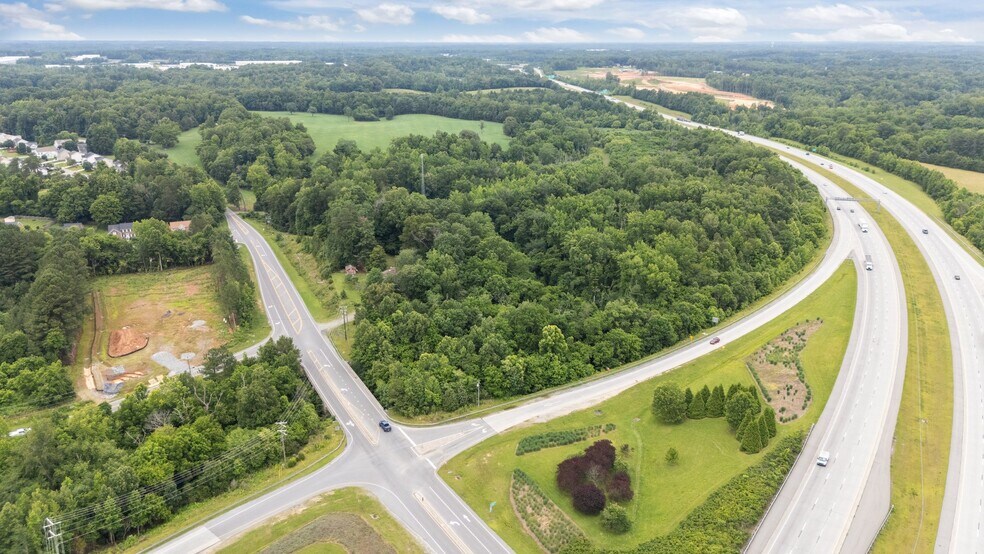 1729 Youngs Mill Rd, Greensboro, NC à vendre - Photo de l’immeuble – Image 3 sur 16