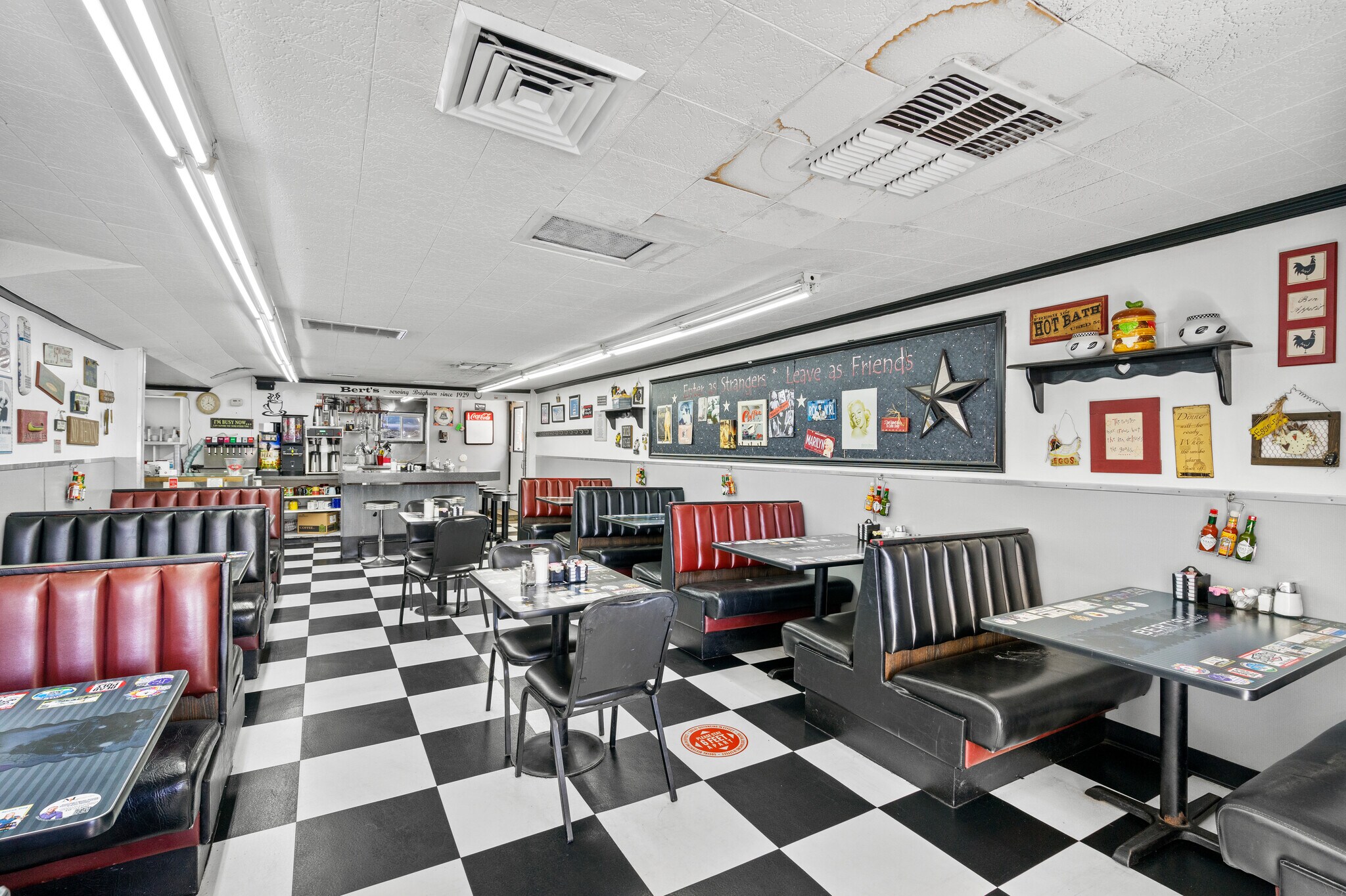 Bert's Cafe + Business portefeuille de 2 biens à vendre sur LoopNet.fr Photo de l’immeuble– Image 1 sur 4