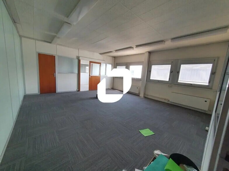 Local d’activités dans Chennevières-sur-Marne à louer - Photo de l’immeuble – Image 1 sur 4