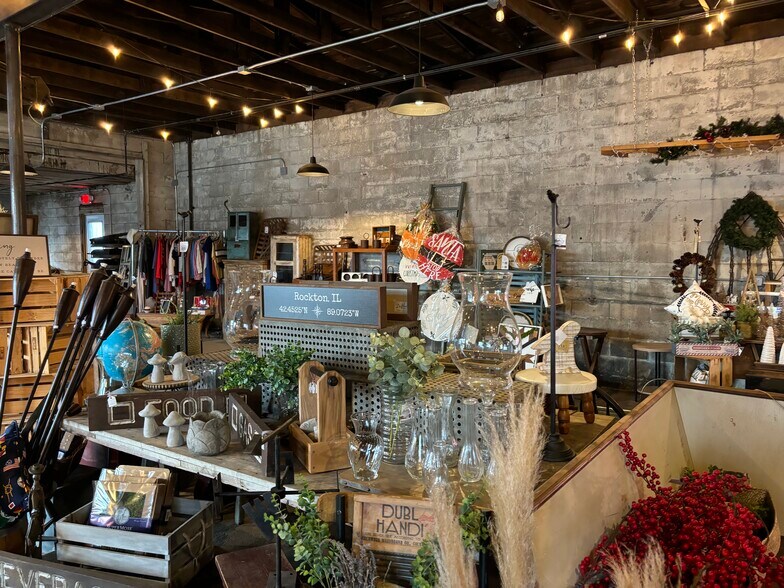 124-130 S Blackhawk Blvd, Rockton, IL à louer - Photo de l’immeuble – Image 2 sur 8