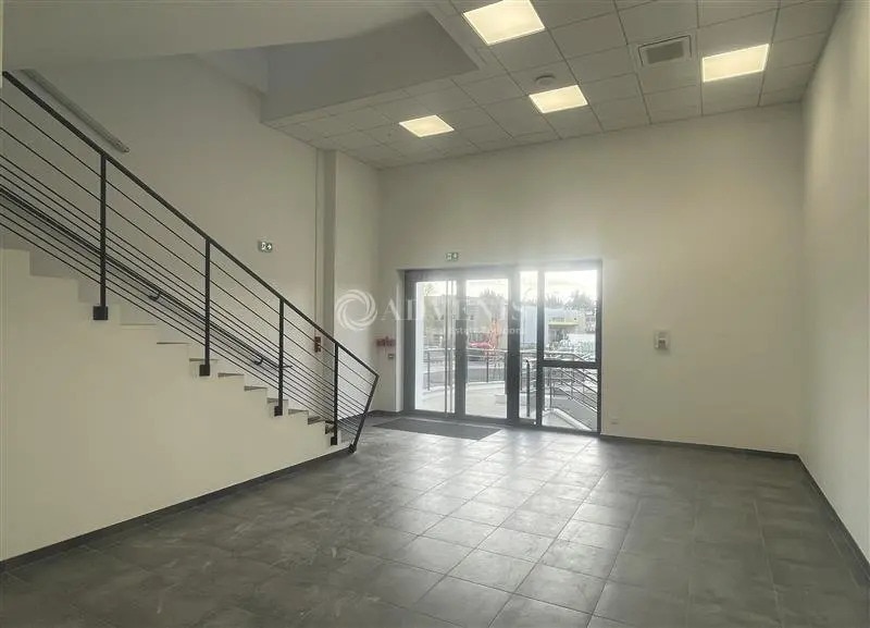 Industriel/Logistique dans Garges-lès-Gonesse à louer Photo de l’immeuble– Image 1 sur 8