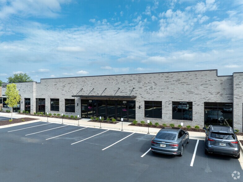 3235 North Point Pky, Alpharetta, GA à louer - Photo de l’immeuble – Image 3 sur 13
