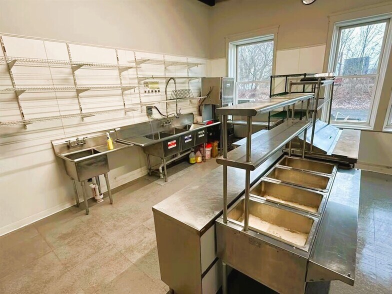 358 Broad St, Waverly, NY à vendre - Photo de l’immeuble – Image 3 sur 5